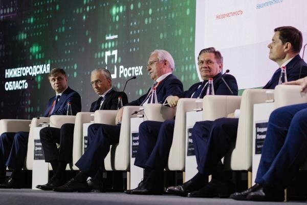 На фо­то сле­ва нап­ра­во: ге­нераль­ный ди­рек­тор - пред­се­датель прав­ле­ния ОАО "Рос­сий­ские же­лез­ные до­роги" Олег Бе­лозе­ров, ге­нераль­ный ди­рек­тор ПАО "Газ­пром нефть" Алек­сандр Дю­ков, ге­нераль­ный ди­рек­тор ПАО "Ка­маз" Сер­гей Ко­гогин, ге­нераль­ный ди­рек­тор ГК "Ро­сатом" Алек­сей Ли­хачев, ге­нераль­ный ди­рек­тор ООО "Се­вер­групп" Алек­сей Мор­да­шов
