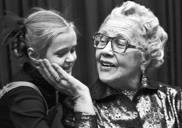    Маленькая Аня с бабой Наташей (1980 г.)