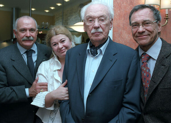    Сергей Михалков с сыновьями Никитой и Андреем, а также с последней супругой Юлией, на которой женился после смерти Кончаловской