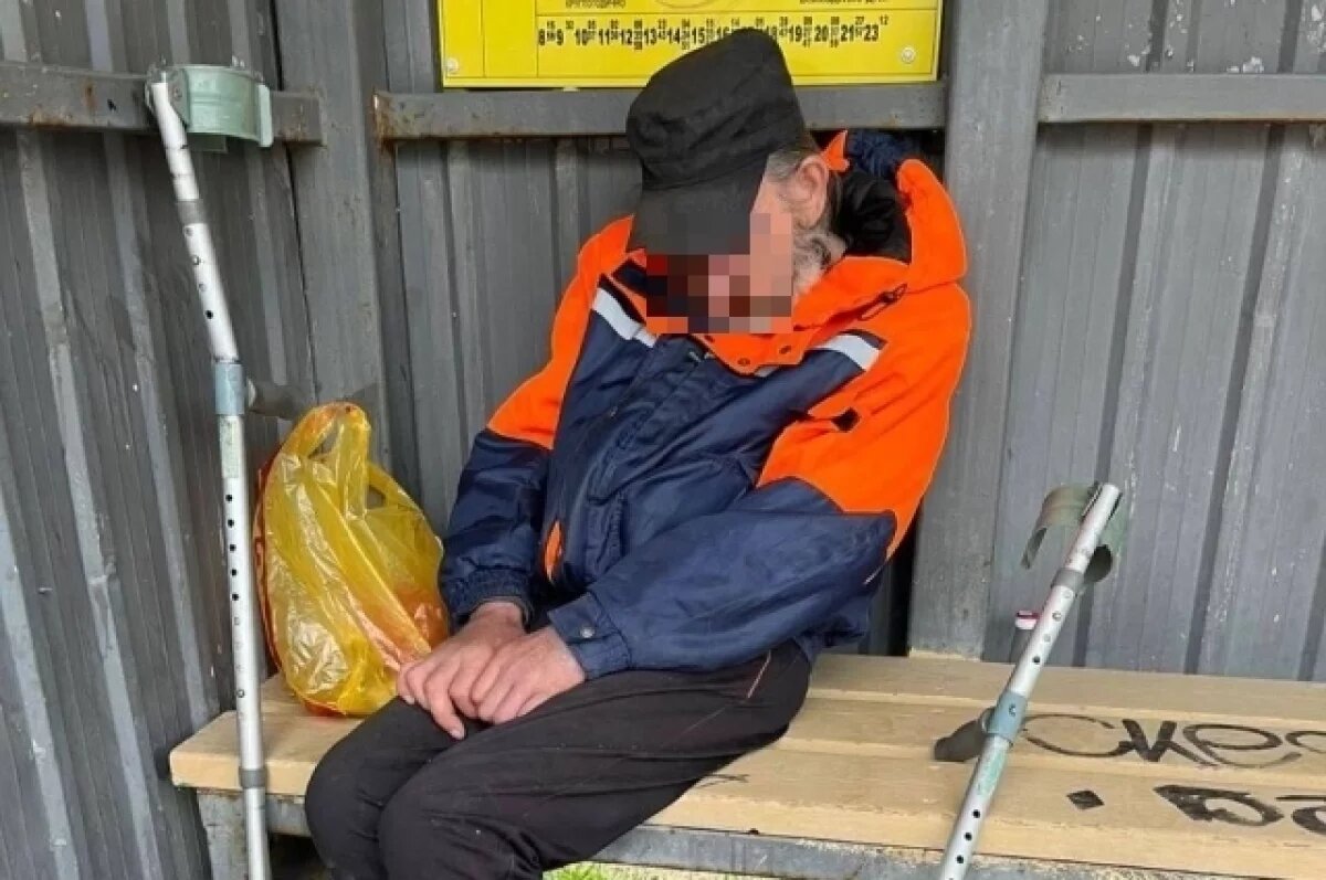    В Петропавловске-Камчатском мужчина третий день сидит на остановке
