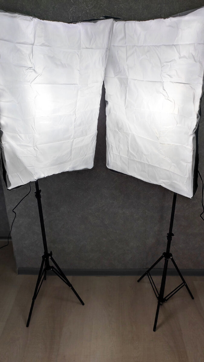 В комплекте два софтбокса размером 50x70 см, штативы х2шт, рассеиватели х2, ткань для мягкого рассеивания при съемке ( два полотна), сумка, лампы 58 Вт 5500К х2.-2