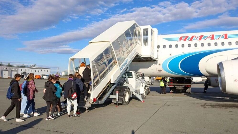 Споттинг хабаровский аэропорт. Дом джона траволты с взлетной полосой. Аэропорт 17. Аэродром джона траволты. Руководство хабаровского аэропорта.