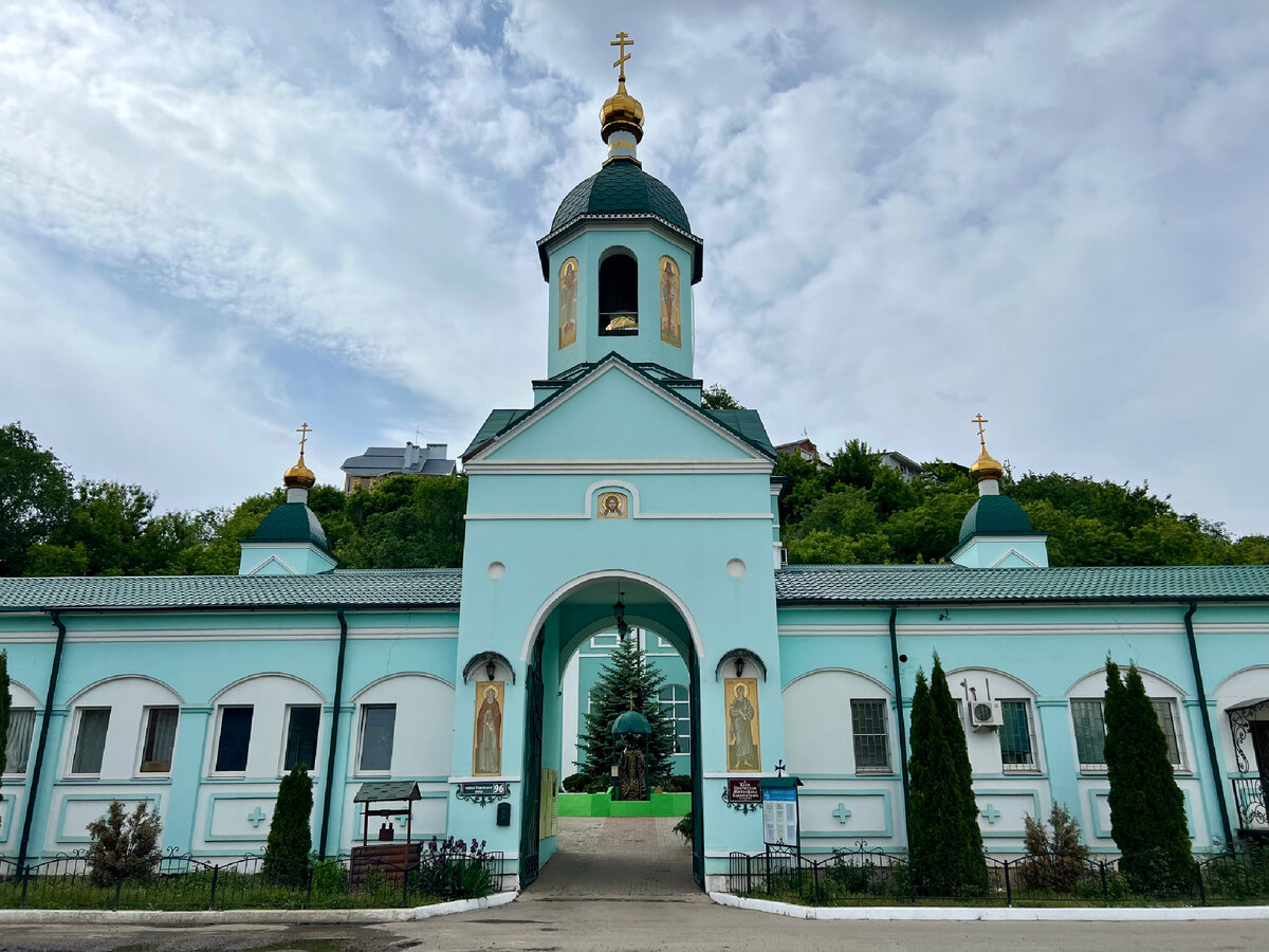 Вход в храм. Фото автора. 