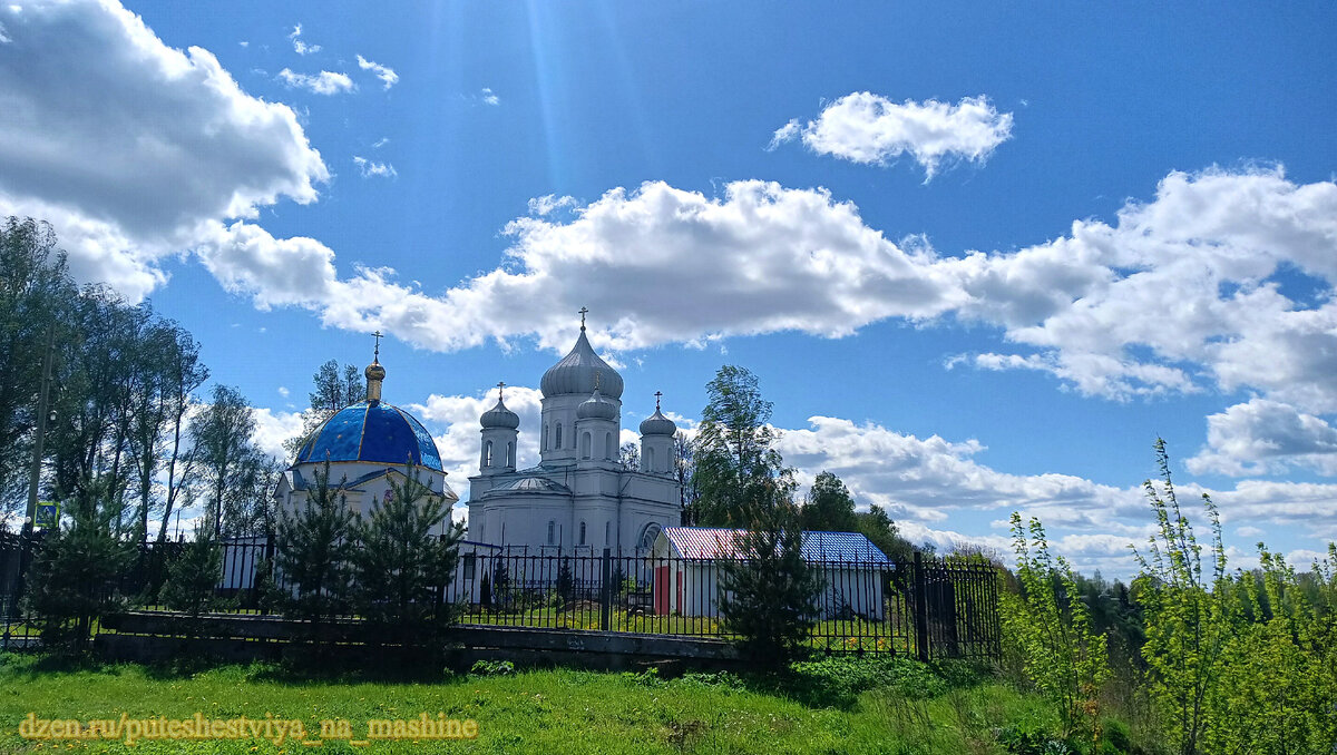 Собор Вознесения Господня стоит на высоком берегу реки Волги