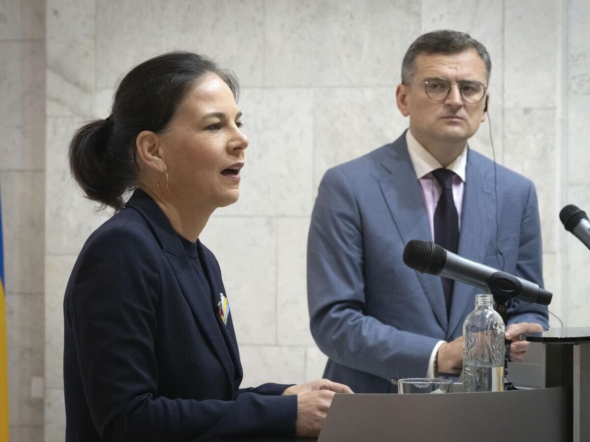    Министр иностранных дел Германии Анналена Бербок и министр иностранных дел Украины Дмитрий Кулеба во время пресс-конференции в Киеве© AP Photo / Efrem Lukatsky