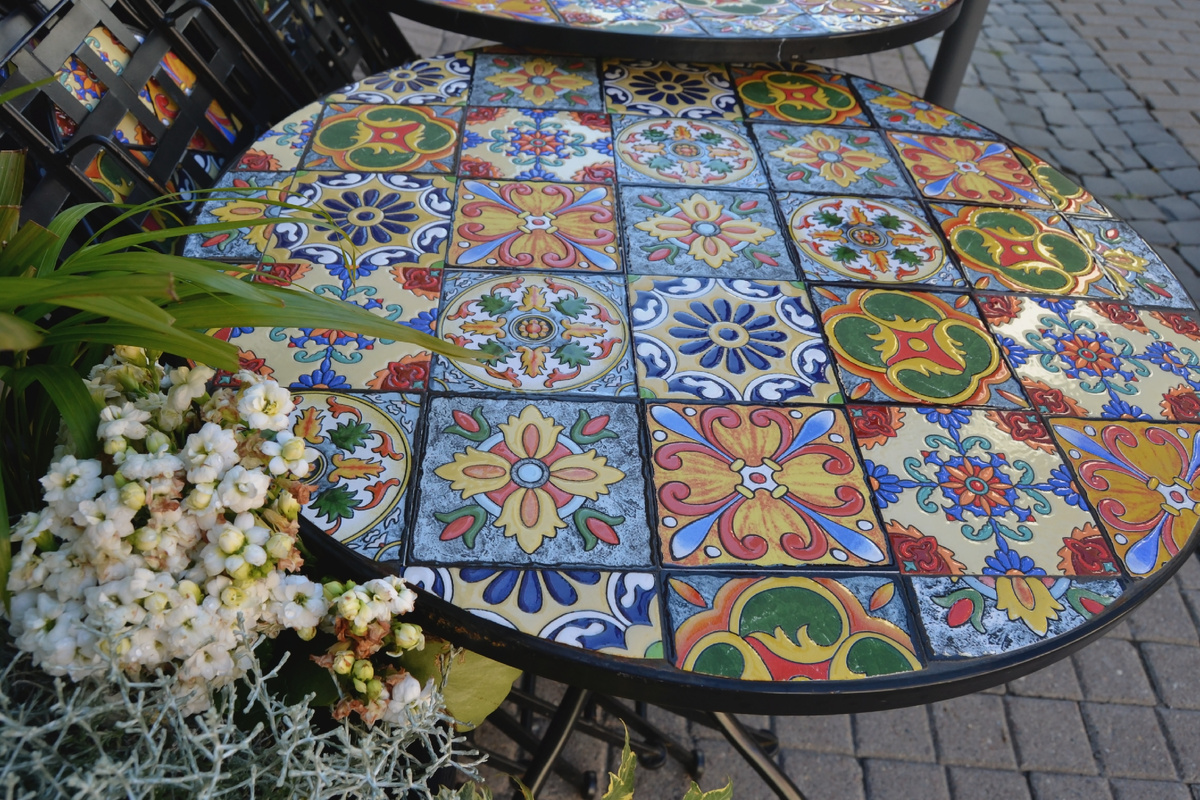 Столик, украшенный плиткой в стиле пэчворк. Источник: Shutterstock