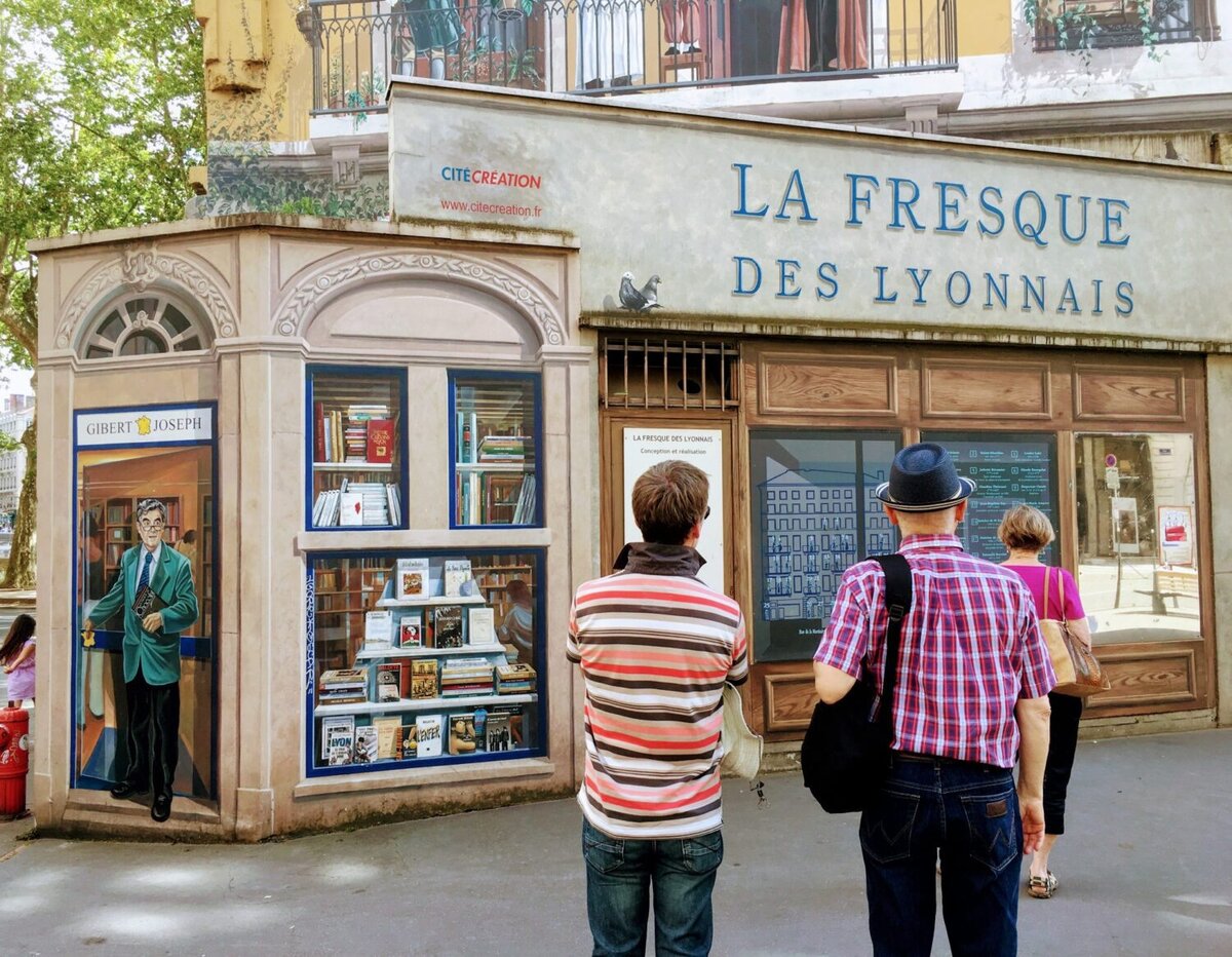 Все, кроме этих троих зевак, нарисованное. Источник фото: travel-stained.com