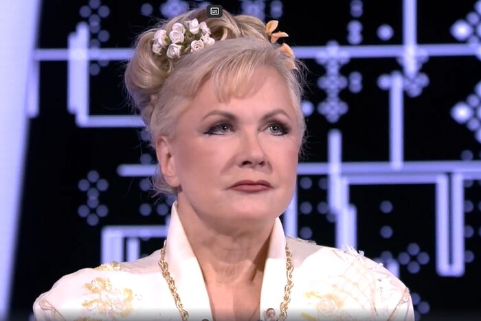 Бантики и цветы из магазина ритуальных услуг в шевелюре: Сама себе ...