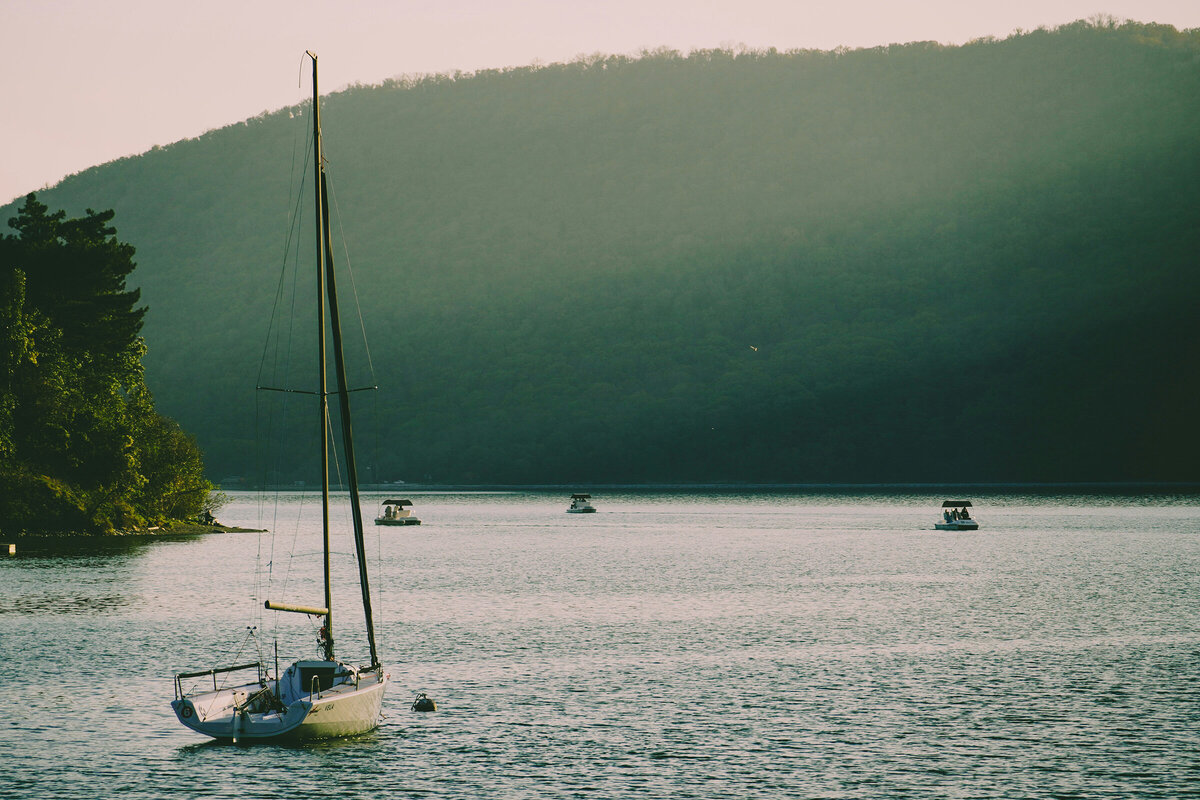 На озере можно арендовать лодку и назначить свидание. Фото: Pavel Neznanov / Unsplash