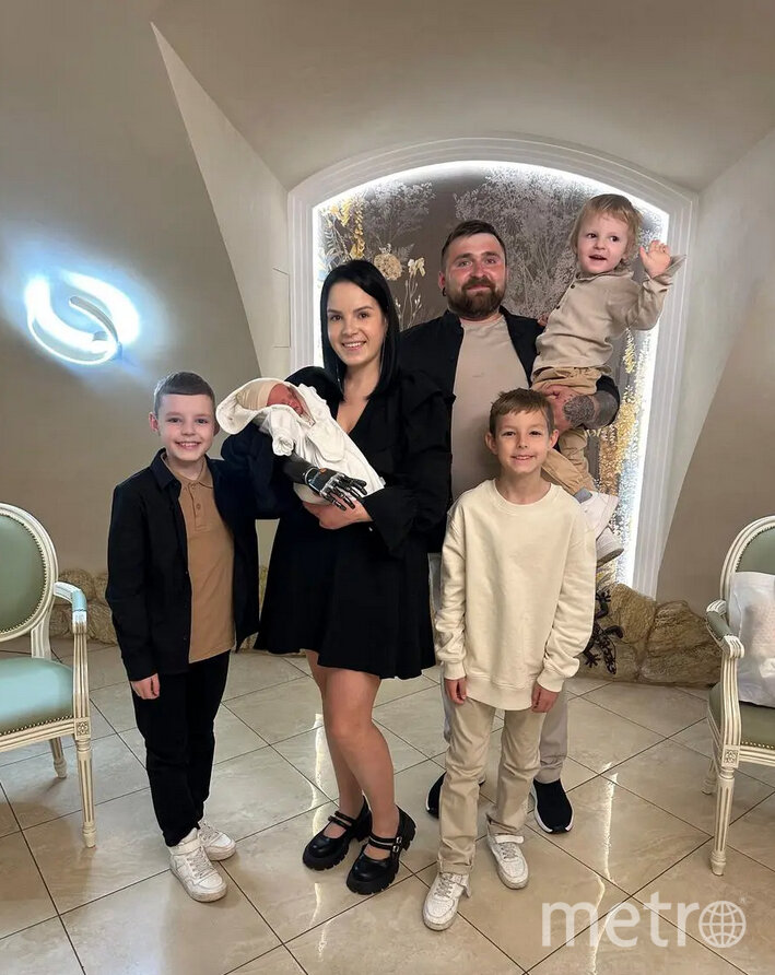    Слева направо – старший сын Дмитрий, Рита с Ариной, Максим с Ярославом и Данила.Полина Шереметьева