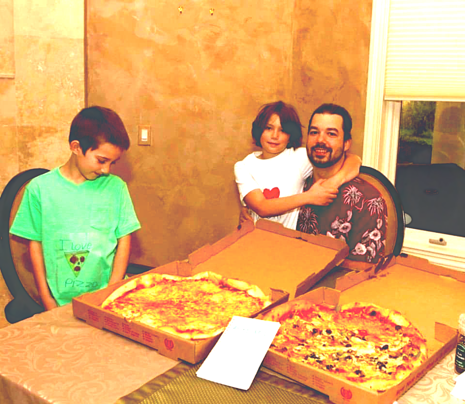 Ласло Хейнмц с детьми и двумя пиццами за 130 млрд$. 14 мая 2010 глда