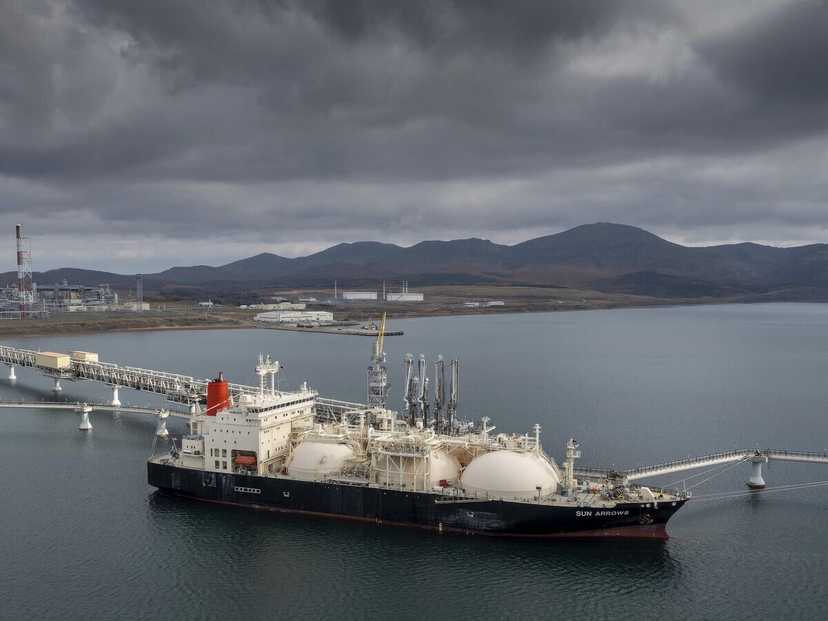    Танкер загружает груз сжиженного природного газа для оправки в Индию в порту Пригородное© AP Photo