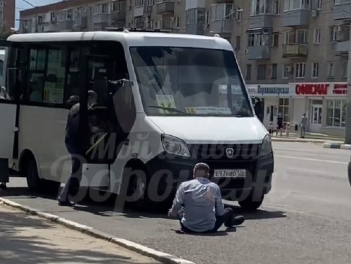 Воронежцы стали очевидцами драки между водителем маршрутки и пассажиром |  «Воронежские новости» | Дзен