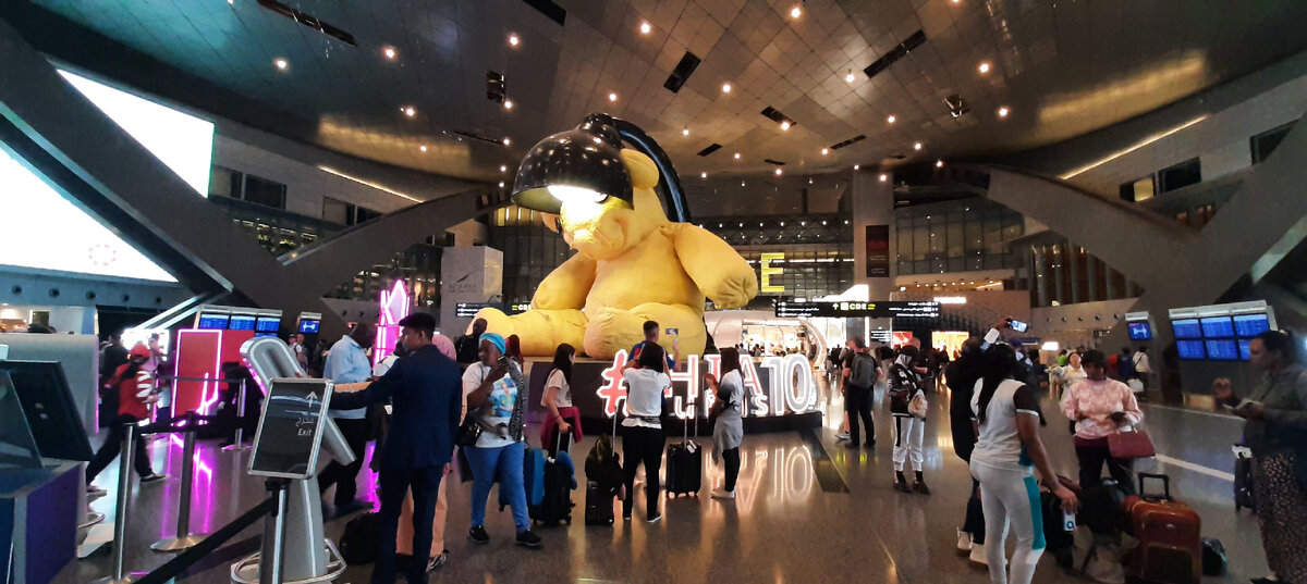 Мишка почти за 7 млн/долларов. Сидит в центральном зале аэропорта.