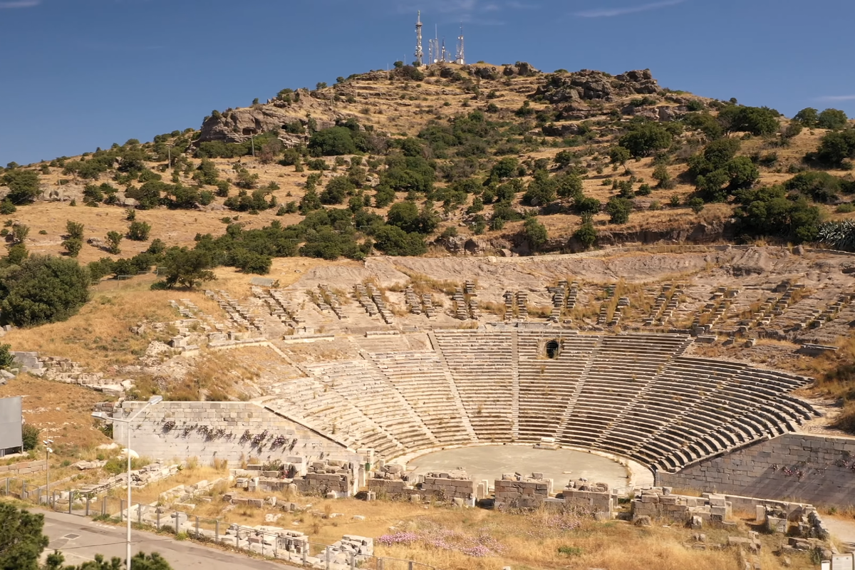 Древний амфитеатр. В реале он выглядит очень круто.