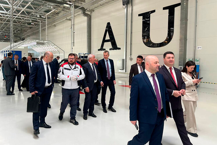    Из Москвы делегация во главе с вице-премьером направилась в Татарстан, причем в Казань не поехала и сразу сосредоточилась на закамской промзоне