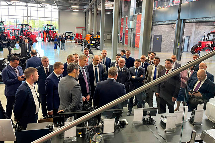    Судя по официальным сообщениям, делегацию также сопровождали чрезвычайный и полномочный посол РБ в РФ Дмитрий Крутой, действующий белорусский министр промышленности Александр Рогожник и гендиректор ОАО «МТЗ» Виталий Вовк