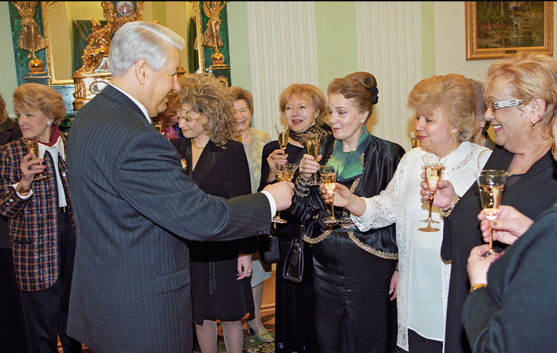 Лариса Рубальская, Ирина Аллегрова, Лада Дэнс, Екатерина Шаврина и участники группы «Экс-ББ» (слева направо на втором плане) в концертном зале «Россия», 2005 год