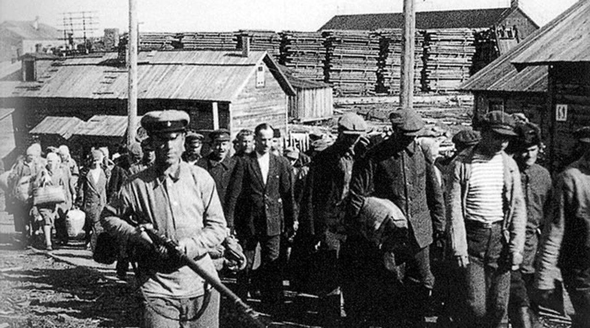 В марте 1953 года более 1.2 млн заключенных получили свободу специальным указом за подписью Климента Ворошилова. Но инициатором амнистии был Лаврентий Берия.