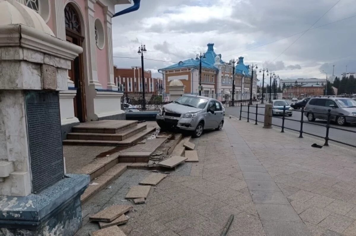    Пьяная женщина на Chevrolet чуть не врезалась в часовню на Ленина в Томске