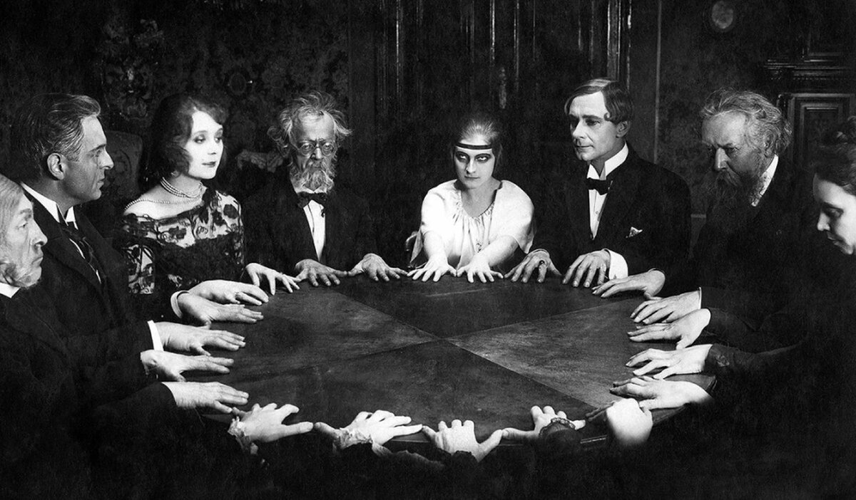 Спиритический сеанс. Сцена из фильма «Доктор Мабузе, игрок» Фрица Ланга. 1922 год 