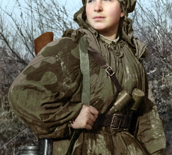 Пробралась к пулеметному дзоту и уничтожила его гранатой. Подвиг санитара-разведчицы Александры Днепровской