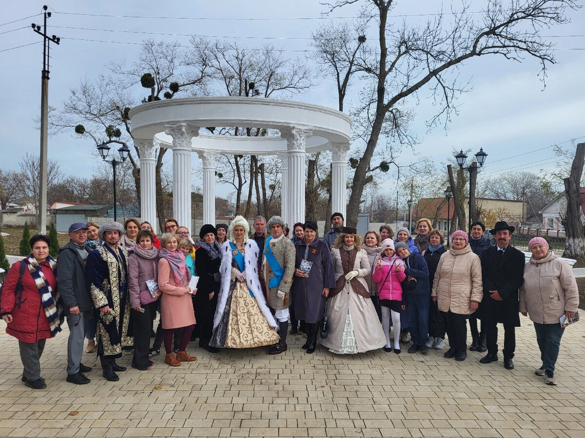 Артисты и зрители в Екатерининском сквере г. Старый Крым.