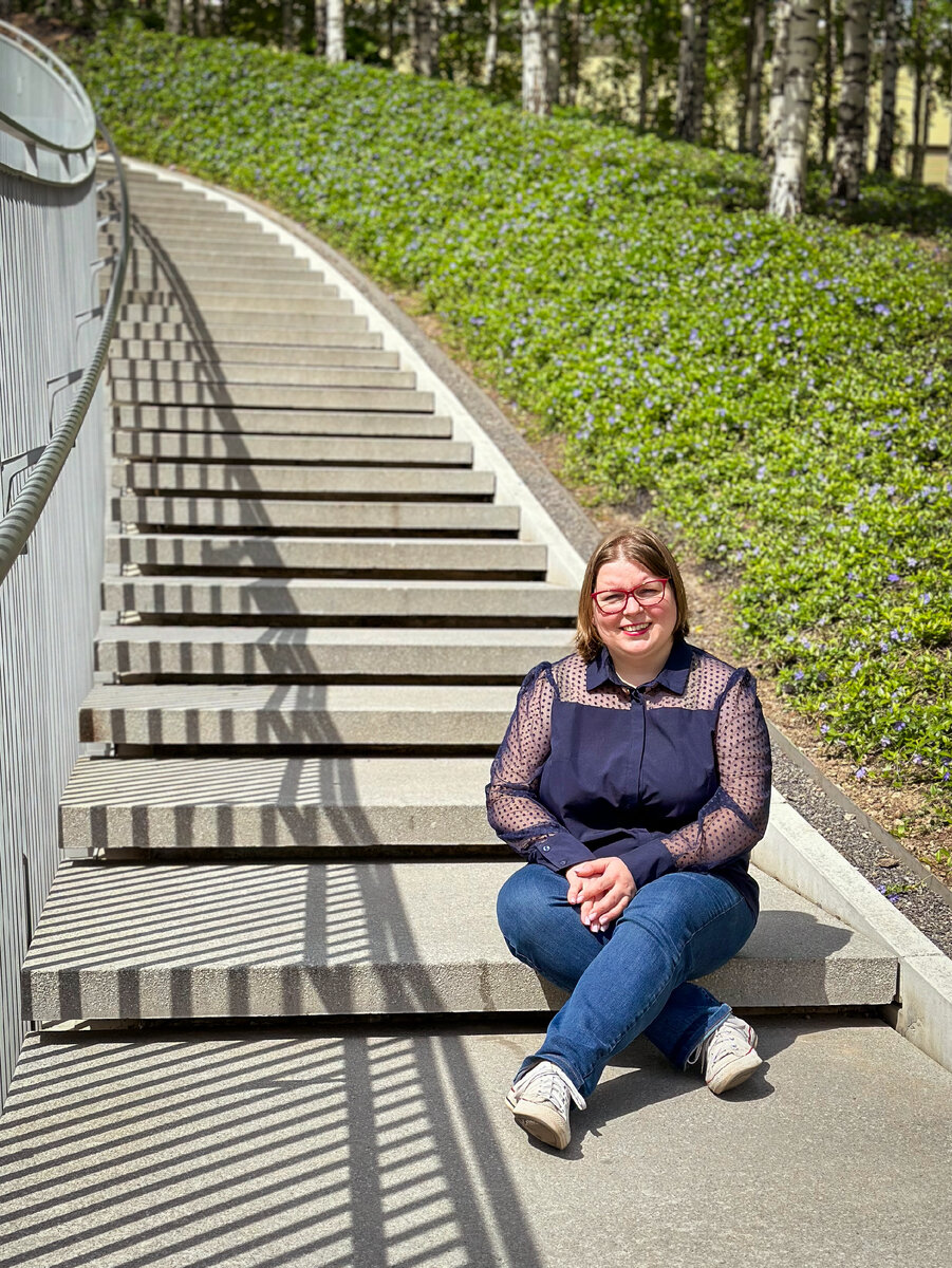 Всем привет! Меня зовут Елена Сокол и я логопед-практик я помогаю обычным мамам из нашей с вами жизни заниматься со своими детьми самостоятельно. Я адепт и практик семейного образования.