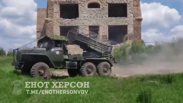 НАШИ РСЗО РАБОТАЮТ ПО ЧАСОВУ ЯРУ. ВИДЕО С ТГ-КАНАЛА "ЕНОТ ХЕРСОН"