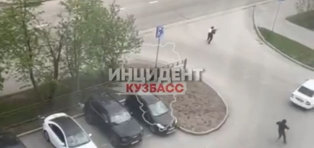 Жители дома снимали стрельбу на видео. Фото: скриншот видео телеграм-канал Инцидент Кузбасс