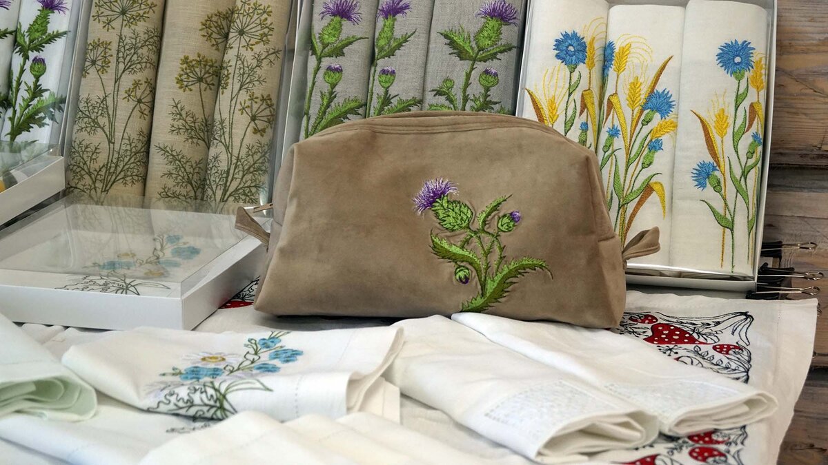 Так выглядят современные изделия "Холуйской строчки"