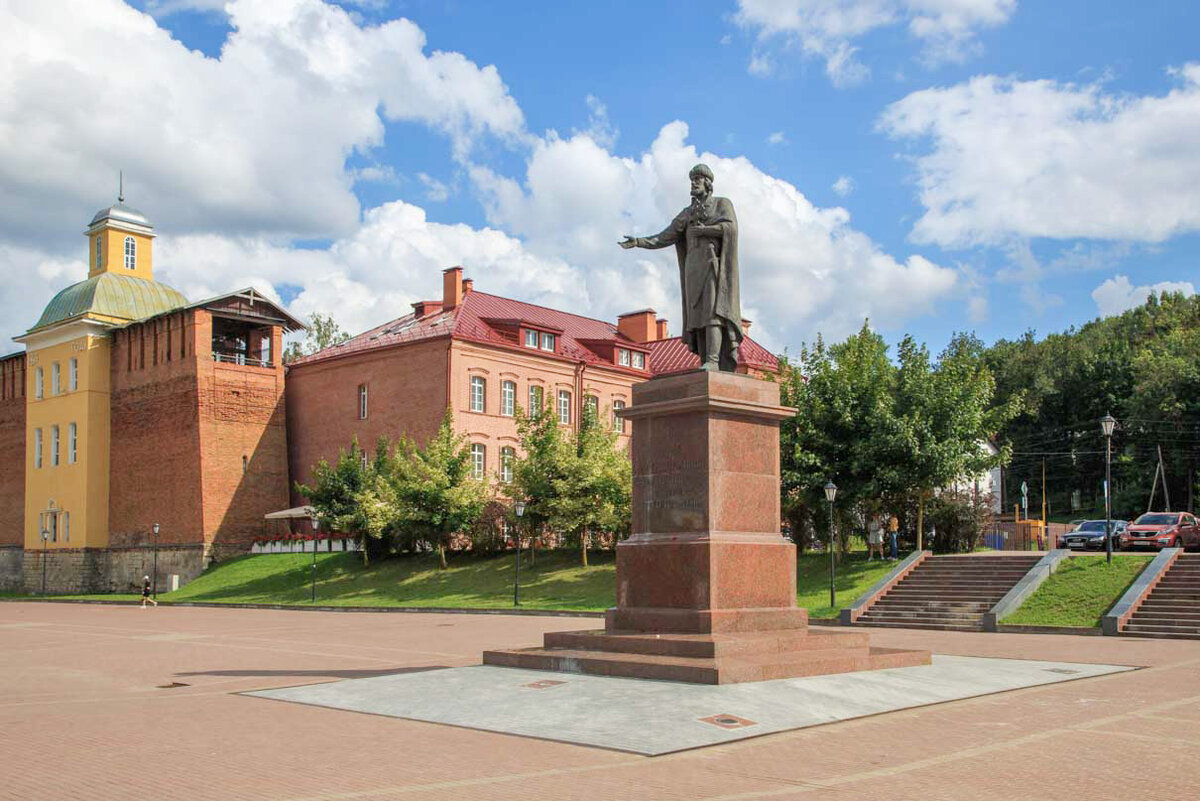 Памятник святому равноапостольному князю Владимиру на набережной Смоленска