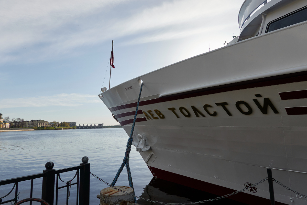 Теплоход «Лев Толстой»