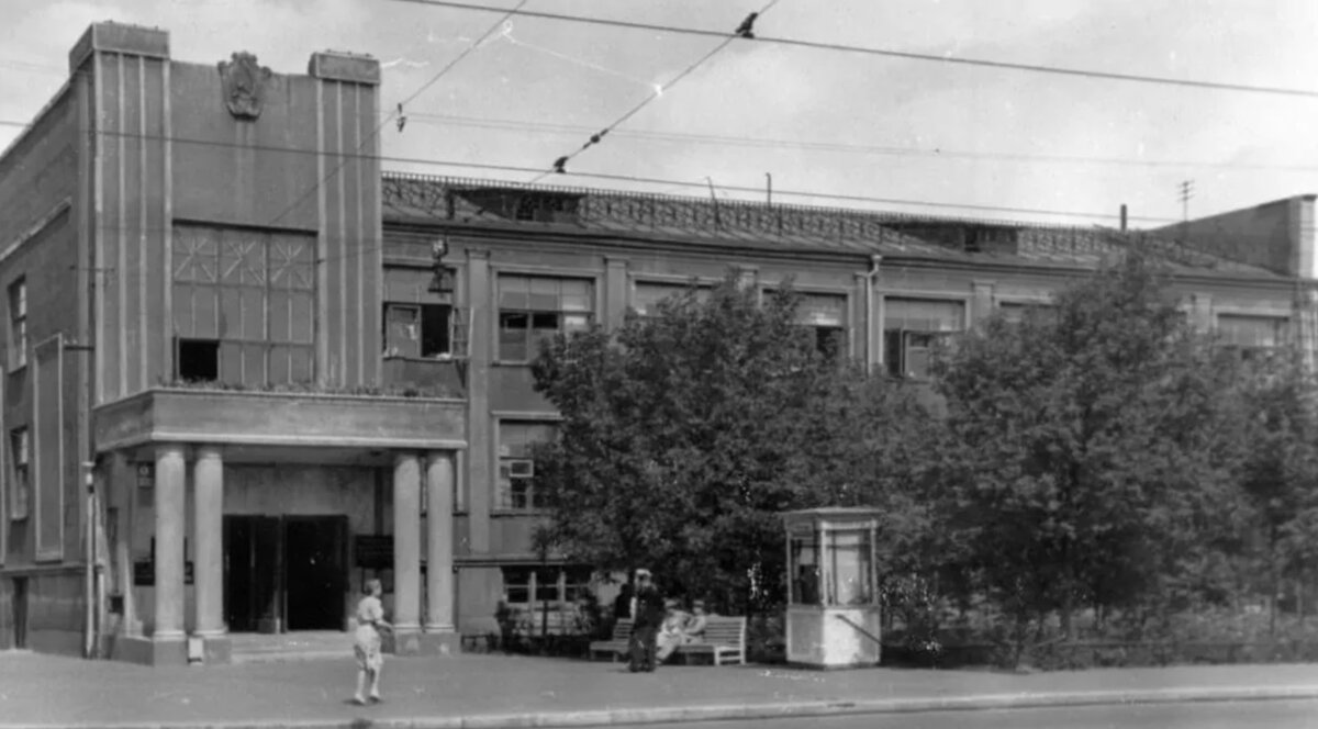 Здание Сталинского райисполкома на Щербаковской улице. Фотография 1949 г. 