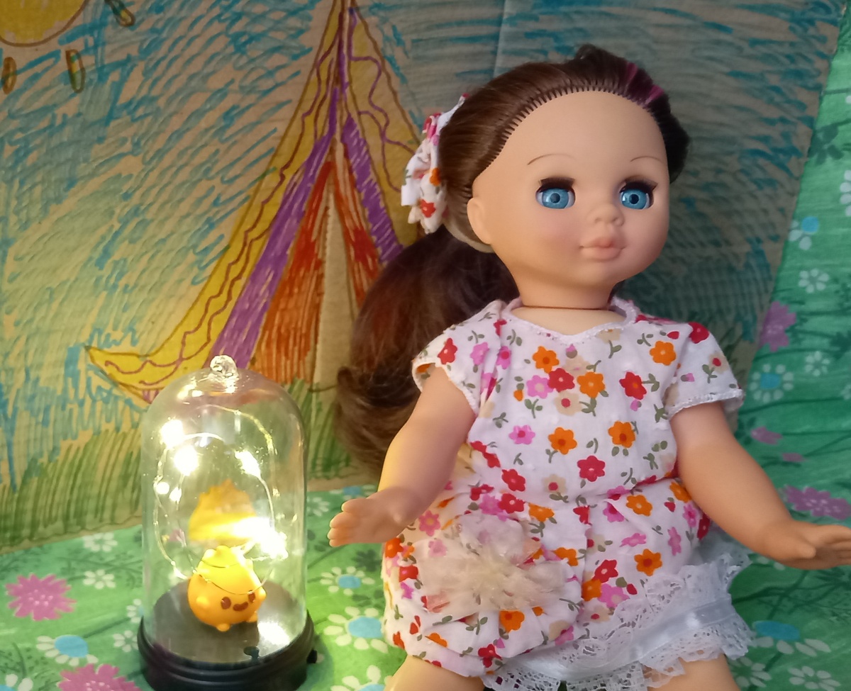 Марина и маленький Огонь. А точнее, пока ещё почти не опасный Костёр. В роли маленького Огня - мой любимый ночник, который я сделала сама по набору для творчества. Этот ночник до сих пор светит. И изображает огонь в тех спектаклях, где это требуется по сюжету.