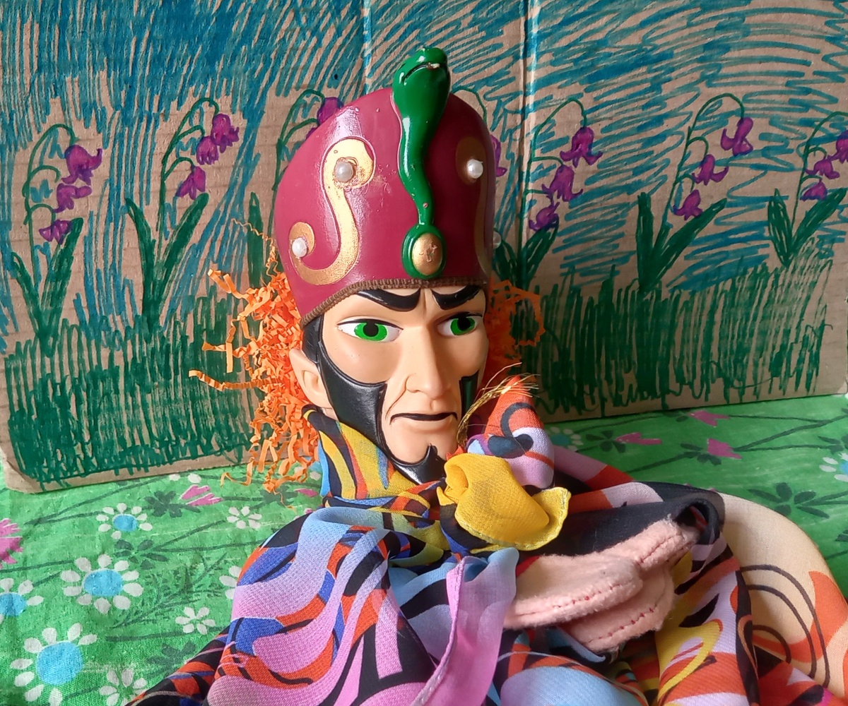 Огонь. Плащ Огня - мой любимый шейный платок. Парик Огня - из оранжевой бумаги.