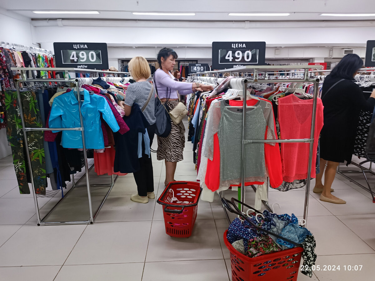 По случаю распродажи и цены в 490 рублей за кг на часть ассортимента уже в 10 утра в магазине была толпа