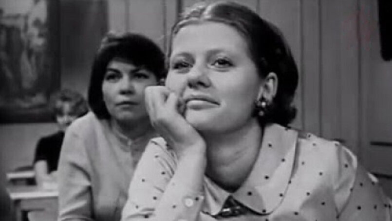 — Что с тобой? Почем ты такая грустная? Что беспокоит? У тебя же хорошо все получается,- спросил после репетиции у Ирины друг и коллега по ЦДТ Геннадий Печников. — Я не нравлюсь себе! — Что ты!-10