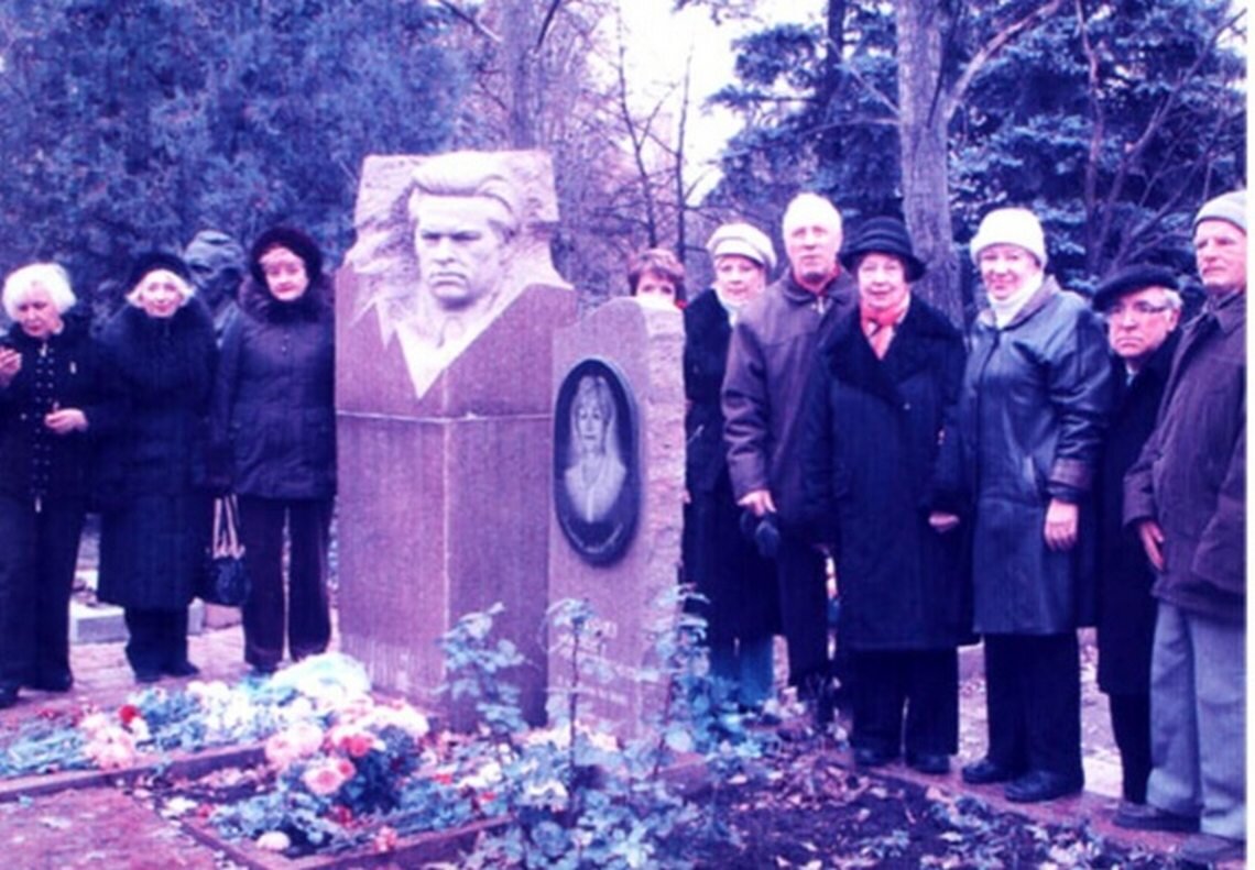 В Луганске чтут нашего земляка. К 90-летию Владислава Титова | Добринские  вести | Дзен