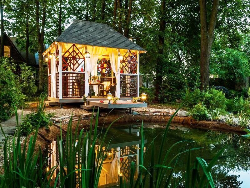 Беседка у пруда.