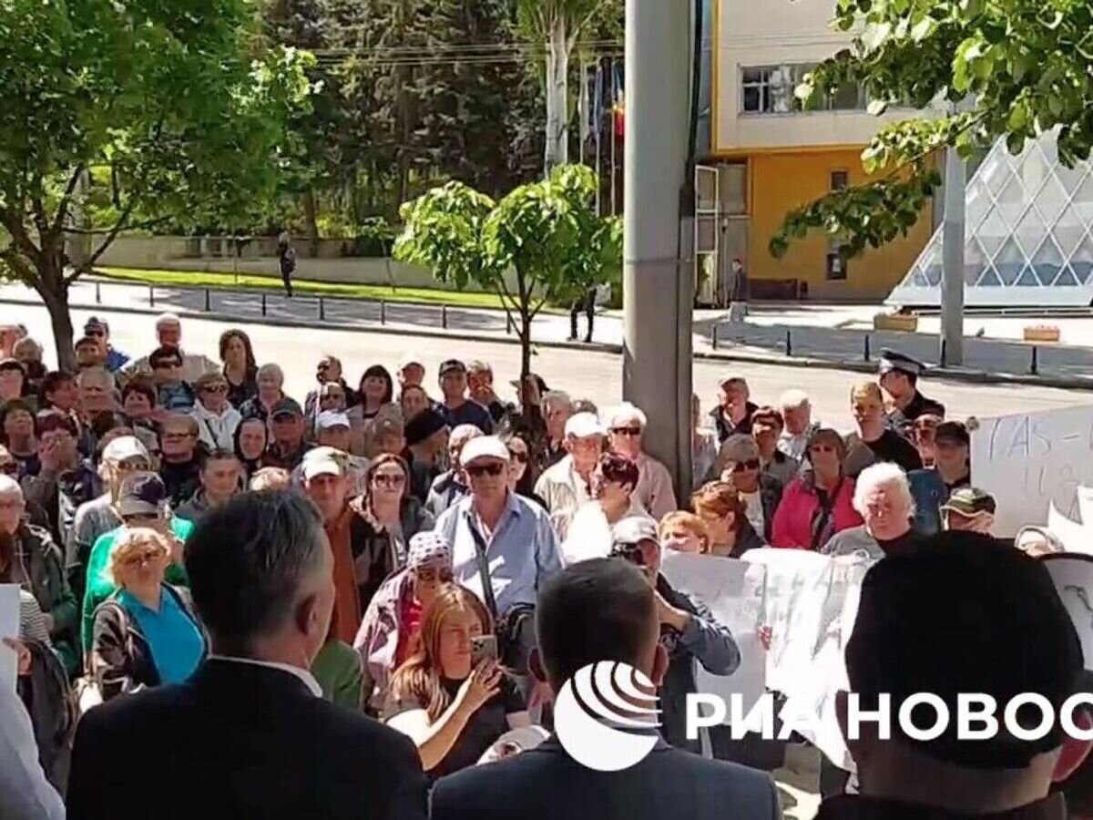    Сторонники главы Гагаузии пикетируют здание районного суда Кишинева, призывая власти прекратить политическое преследование оппонентов© РИА Новости