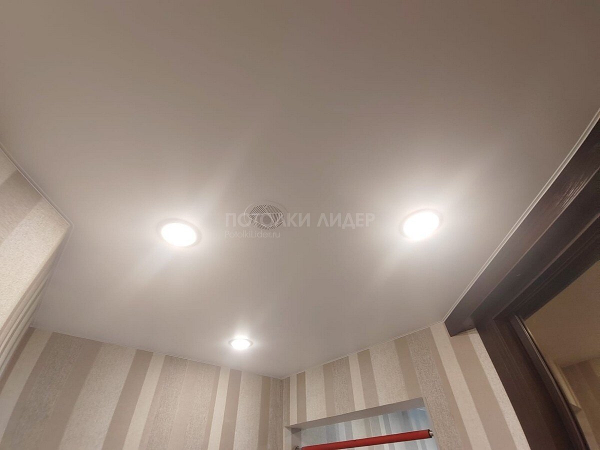 Пожарный датчик спрятан за натяжной потолок, доступ дыма к датчику - через вентиляционную решётку