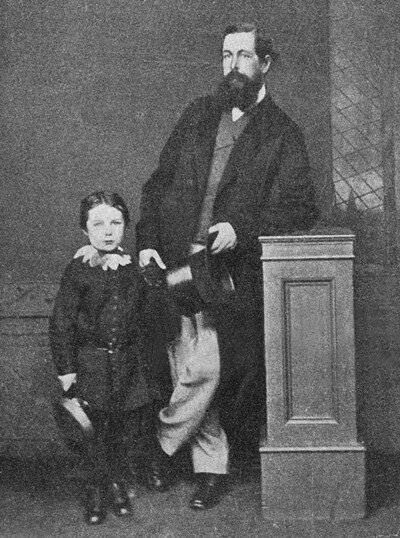 Фото с отцом. Здесь и далее — фотографии из англоязычного источника, в котором я нашла настоящее сокровище. Это видео я покажу в конце статьи.