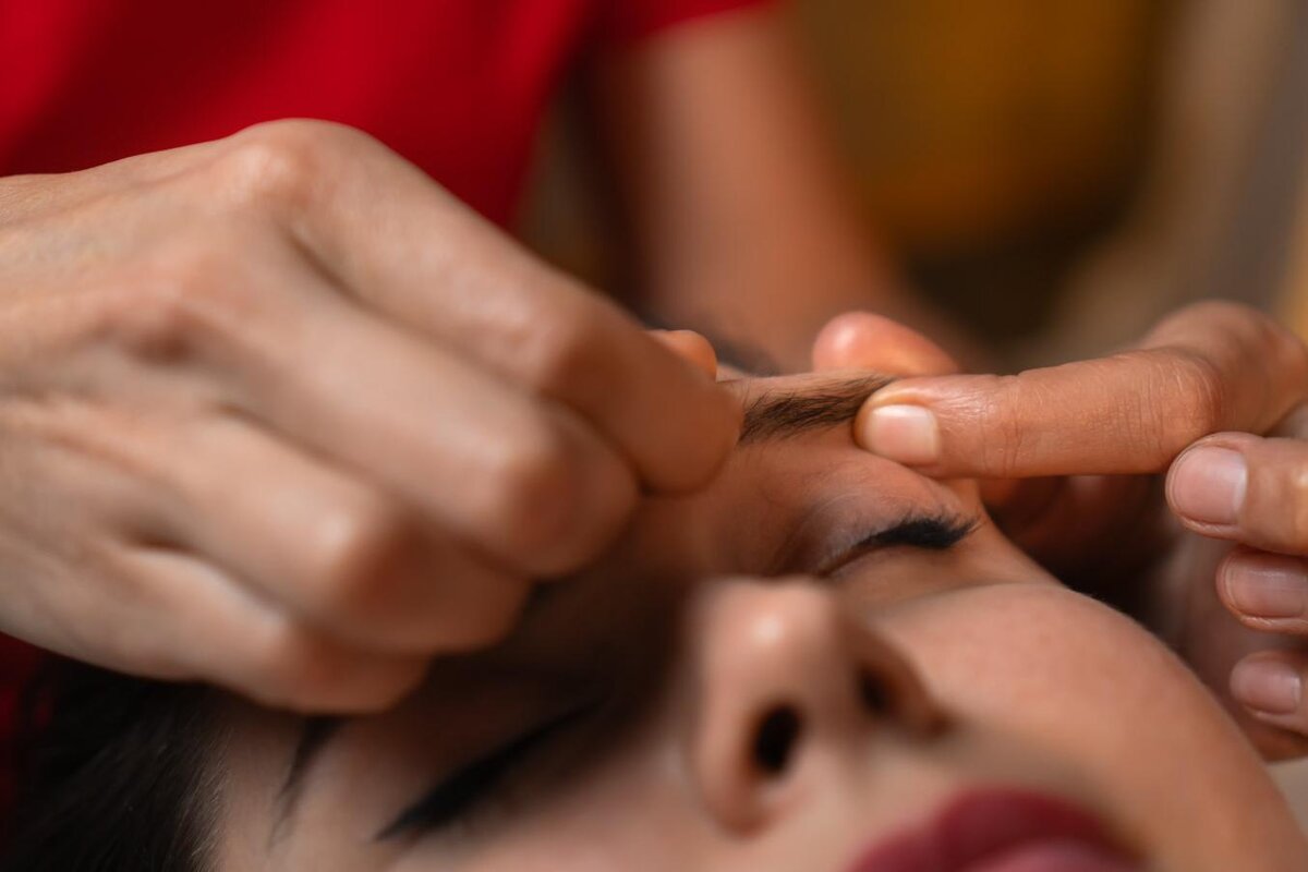 Mikheyeva Volha/Shutterstock📷Косметолог воздействует не только на кожу и лимфу, но и на мышцы