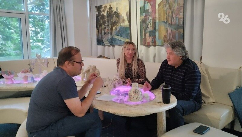    Сергей Паршин рассказывает журналистам о творческом пути Фото: ИА «Победа26»