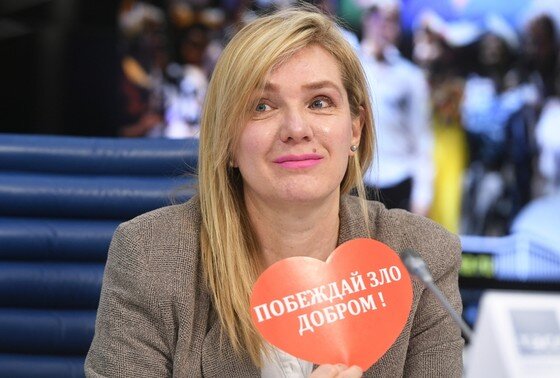    Актриса Елена Денисова-Радзинская на пресс-конференции, посвященной премьере спектакля-концерта «Мы все из одной глины», 2019 год