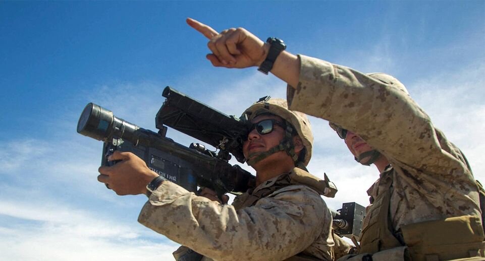    Солдаты с американским переносным ЗРК Stinger, который США поставляют на Украину. ABACA / Global Look Press