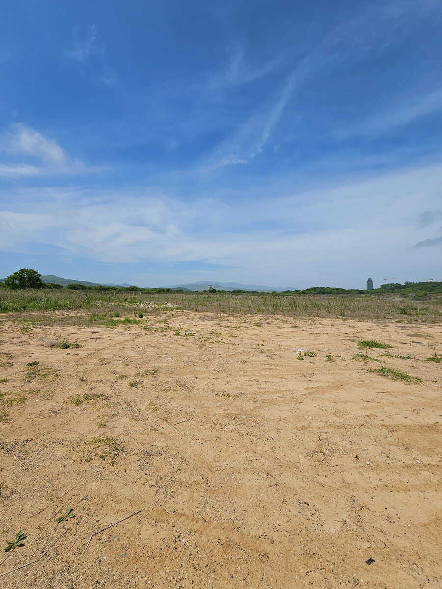 Слева Северная Корея, а справа, с краном - Китай