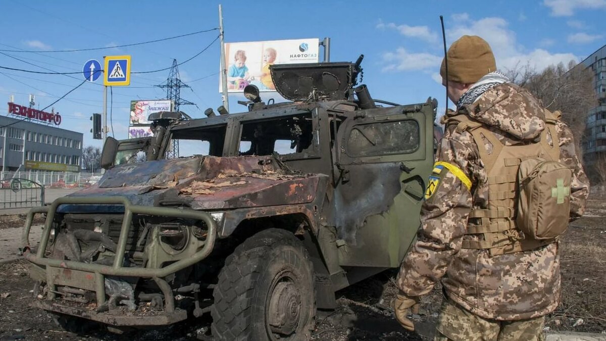 Подорвались на своей же мине: в Сеть попало видео брошенной ВСУ в Волчанске  канадской техники — солдаты угодили в неловкую ситуацию и решили сбежать |  Хибины | Дзен