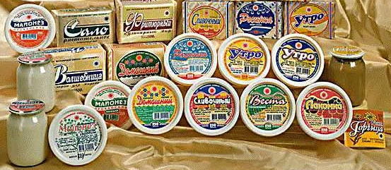На фото с левой стороны стоят эти самые баночки с майонезом. Реклама АООТ "Масложировой комбинат Санкт-Петербурга". Думаю фото девяностых годов.